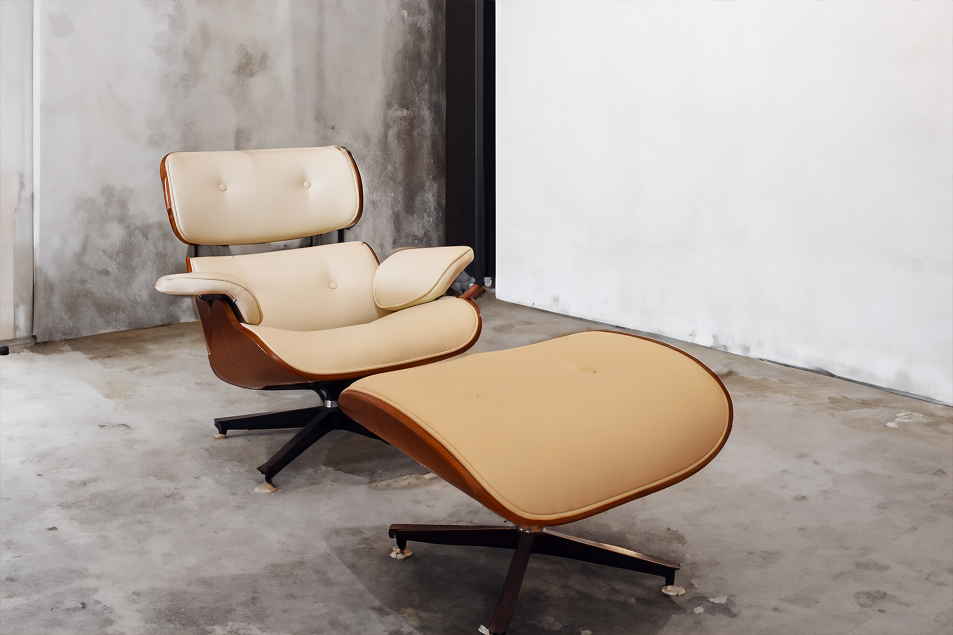 包み込まれるような心地のラウンジチェア（eames lounge&ottoman Reproduct）